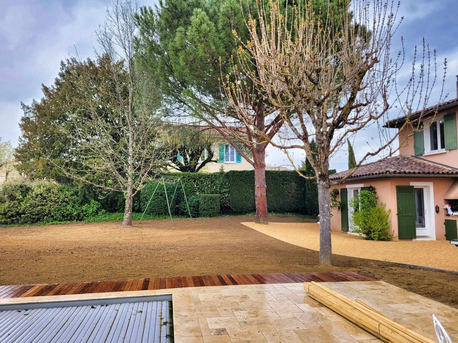 Allée pavée et pin parasol — Saint-Cyr-au-Mont-d'Or