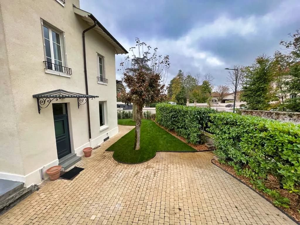 Allée pavée le long de la façade — Caluire-et-Cuire