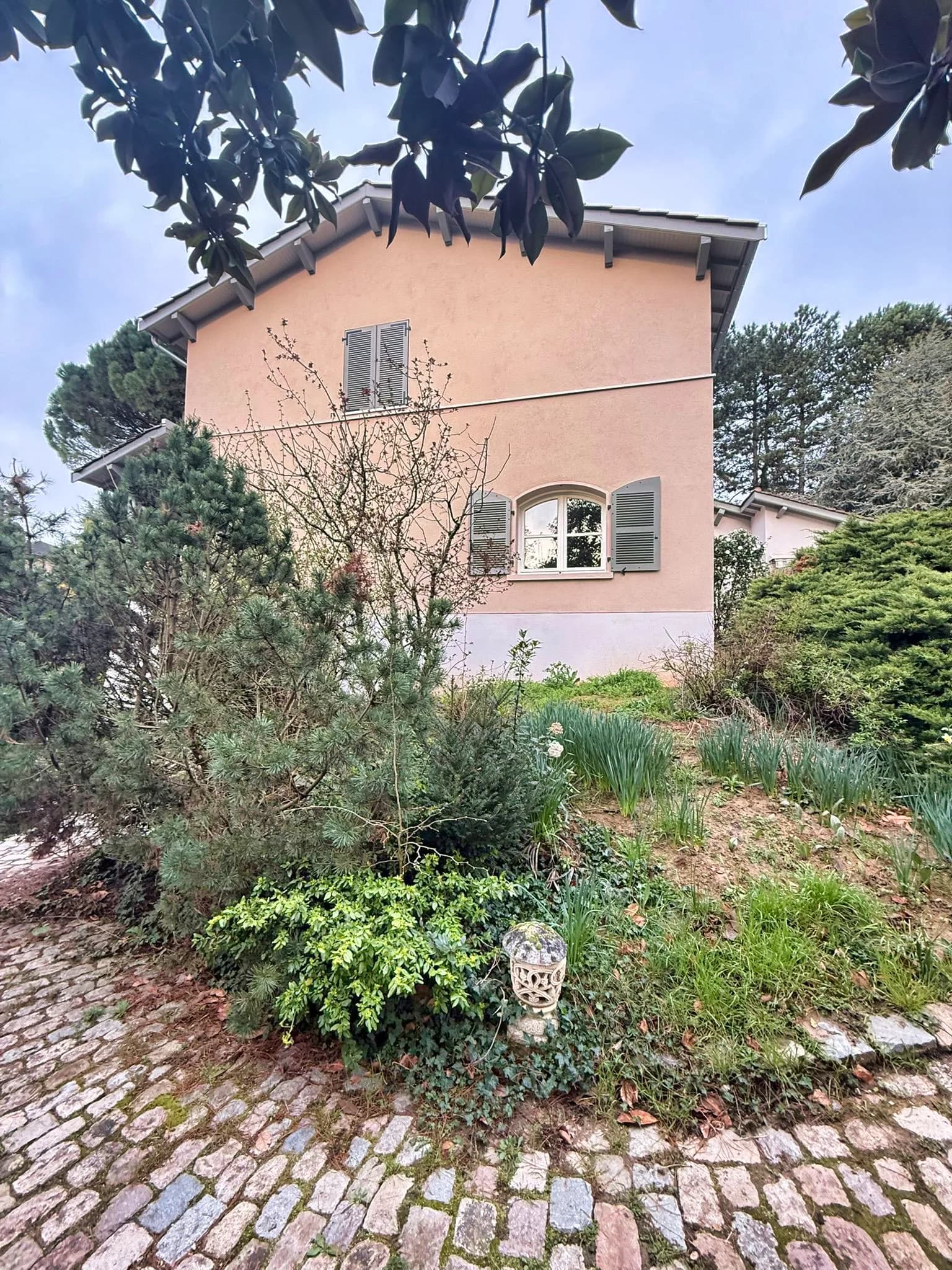 Avant — Création d’un massif fleuri — Charbonnières-les-Bains