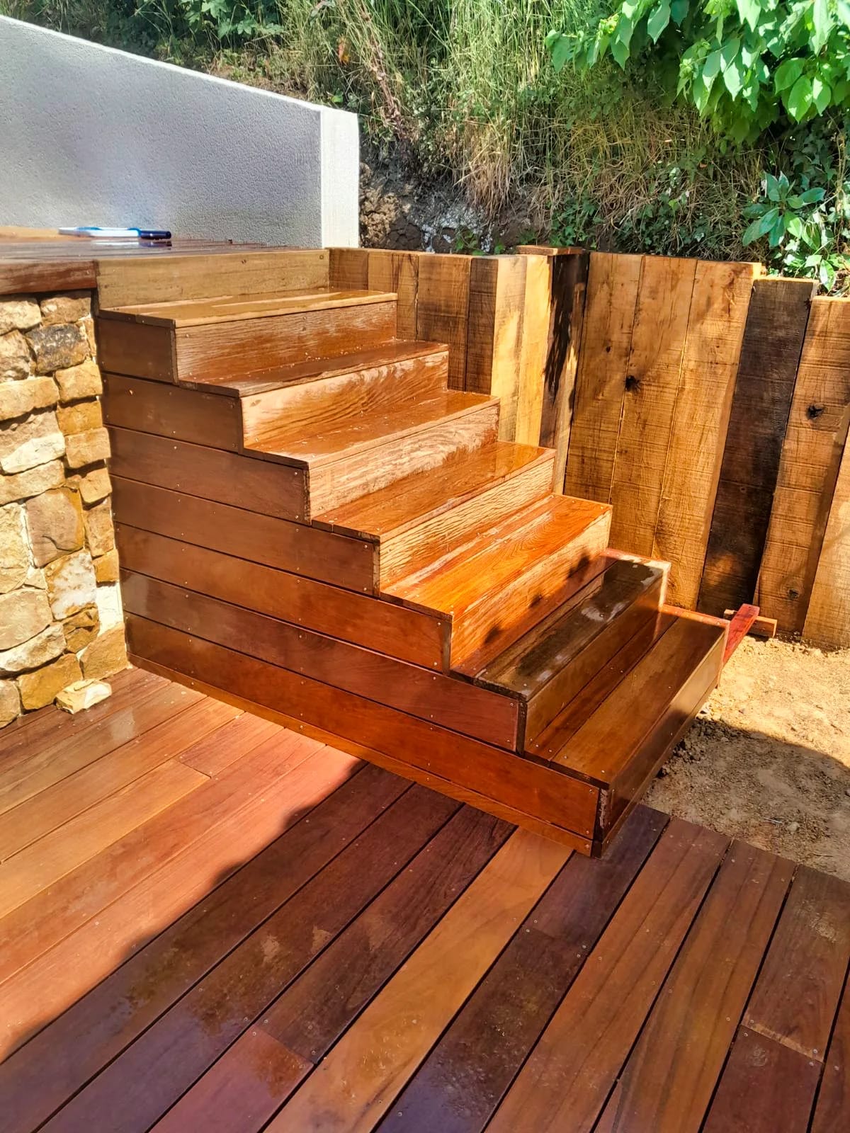 Escalier de jardin en bois nouvellement construit pour franchir un talus