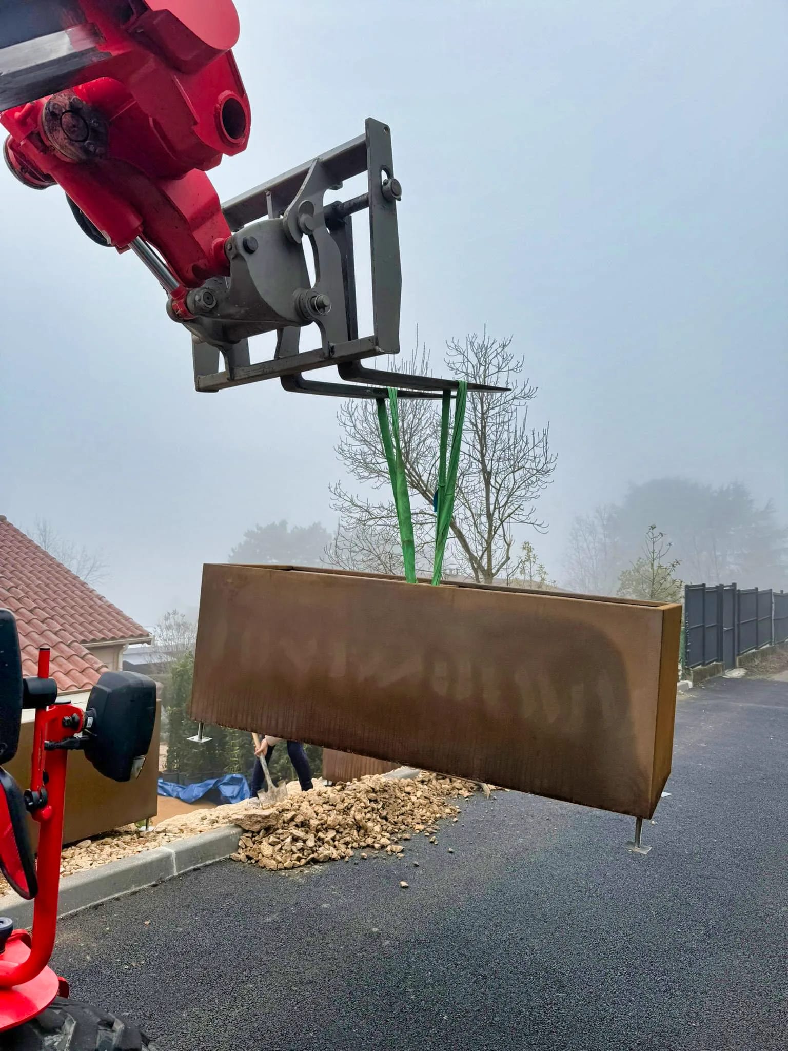 Godet de pelleteuse en action lors de travaux de terrassement à Limonest