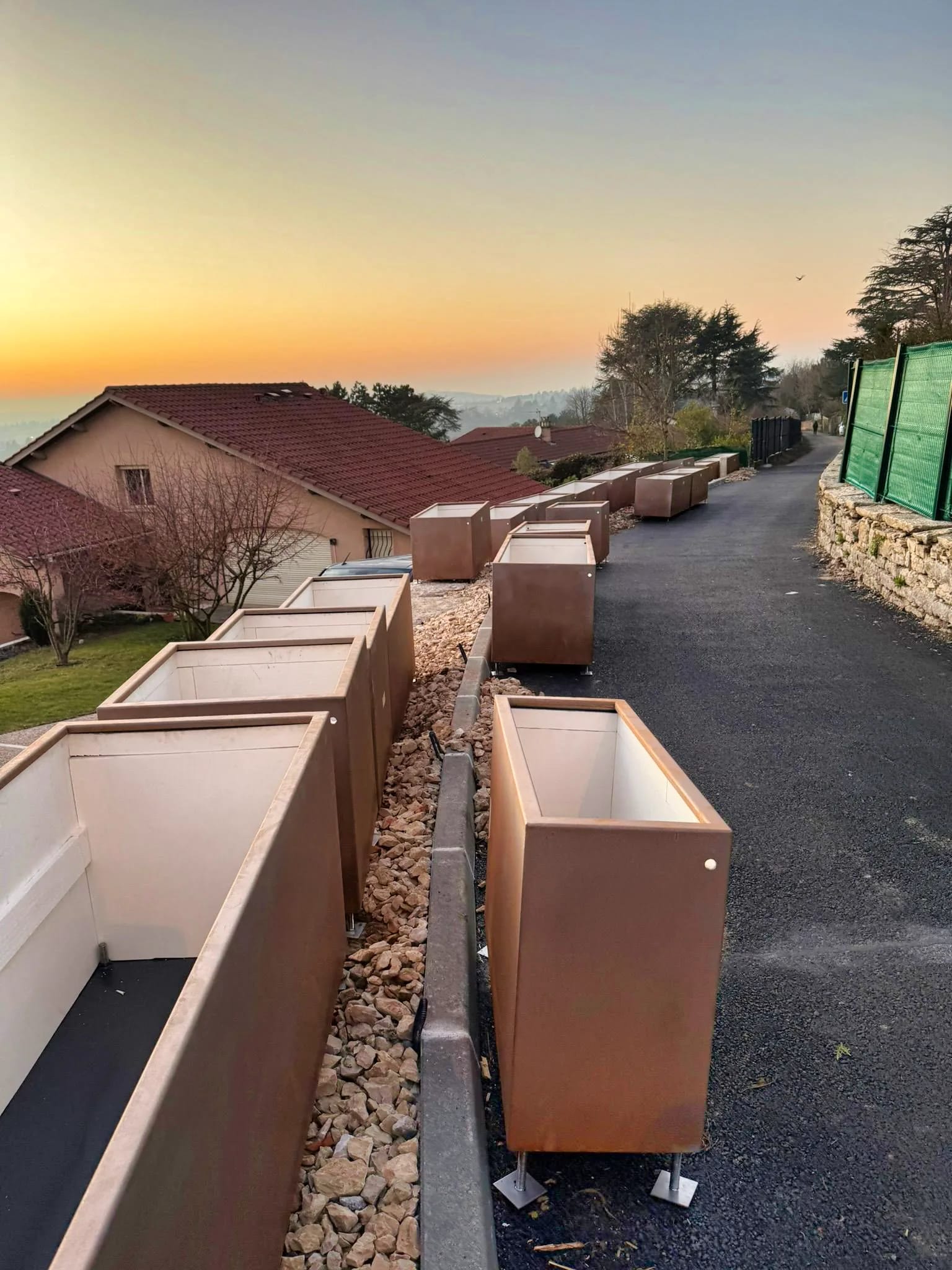 Bordures en acier Corten délimitant une allée paysagère à Saint-Didier-au-Mont-d’Or
