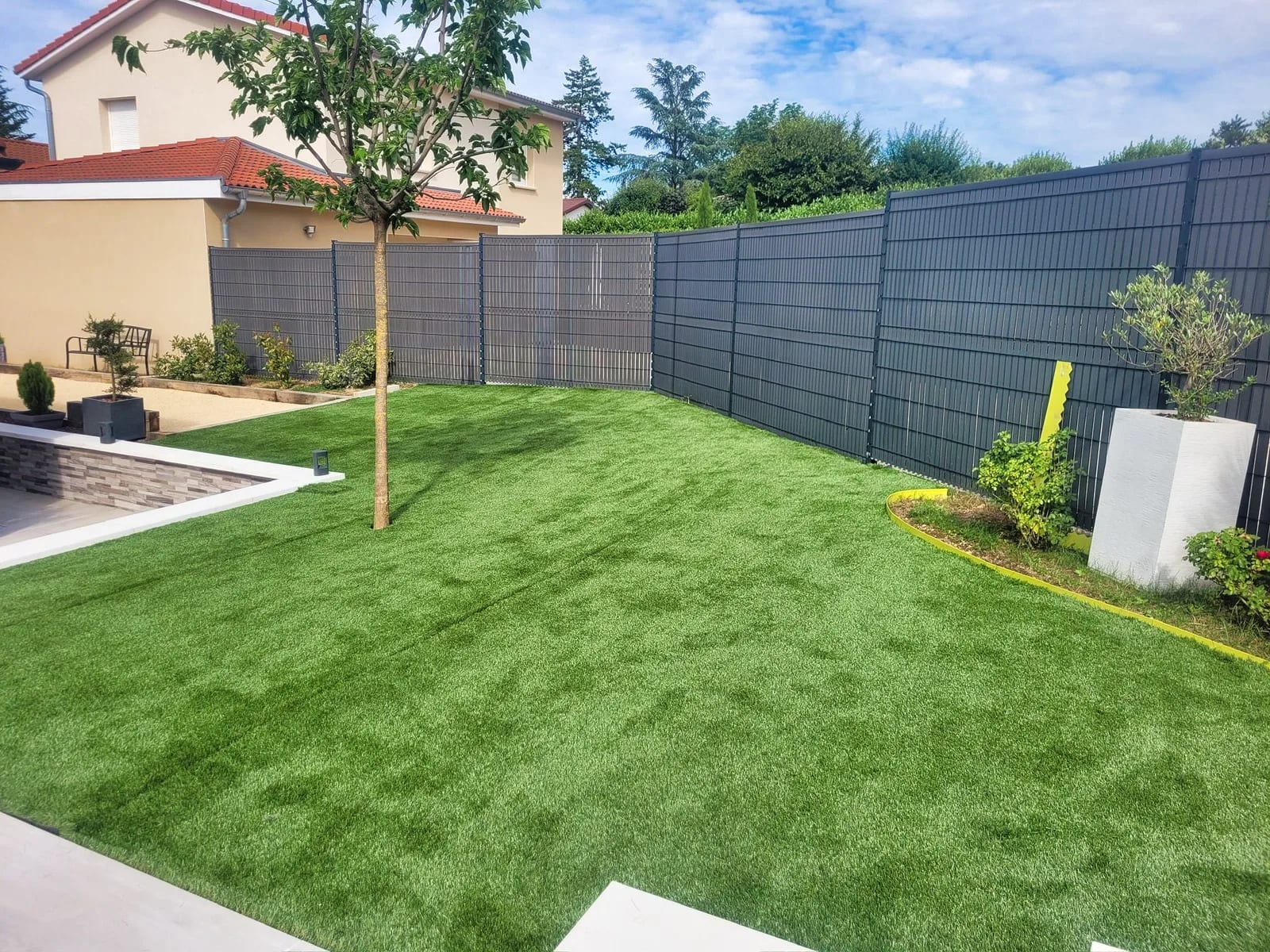 Jardin avec pelouse fraîche et jeune arbre — LM Espace Vert